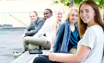 Elever som sitter ute